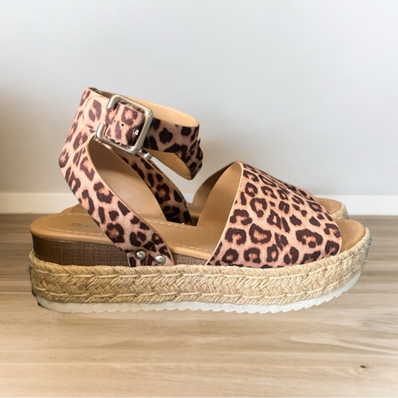 Soda 8.5 Platform Sandals in Cheetah animal print - Picture 4 of 5